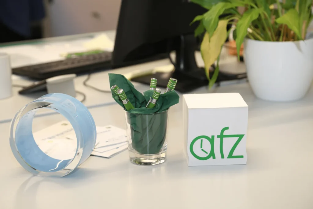 Schreibtisch mit afz-Logo im Büro der Agentur für Zeitarbeit