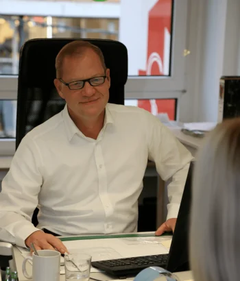 Mitarbeiter der AFZ GmbH am Schreibtisch im Büro Wuppertal